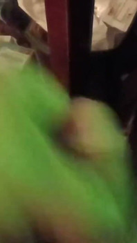 Éjaculation avec une lumière rougeoyante verte