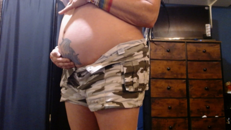 Abby Anna: Schwangere mit dickem bauch reibt, massiert lesben