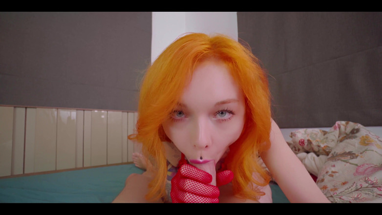 Karneli Bandi: Red Dantelă agățându-se pe curbele mele, șoldurile se mișcă încet