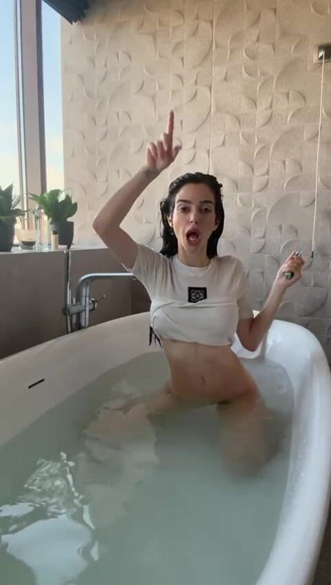 silicone_brunette: Miss Wet T-shirt menggodamu di bathub