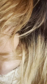 Fotto la figa della mia ragazza bloccata sul divano e glielo metto in bocca