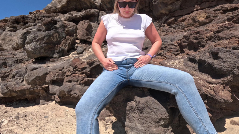 Emma Voyeur: Casual Beach Pee - Jeans Wetting Di Luar Rumah