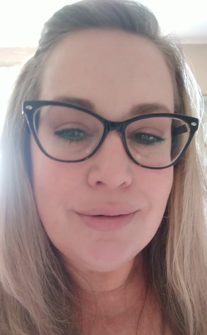 Lily Bay: Eve gel ve sikini çalıştırayım diye git çok çalış