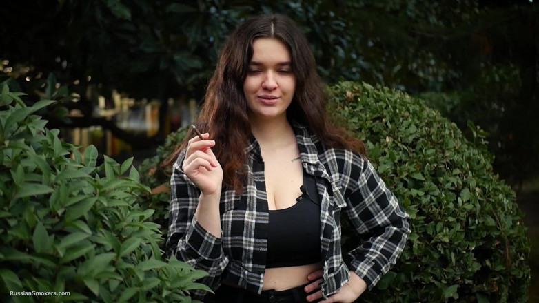 Russian Smokers: Doce e peituda russa gata fumando cigarro na natureza