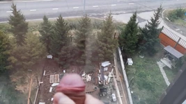 Ich liebe es wirklich, zu wichsen und zu kommen, während ich aus dem fenster schaue