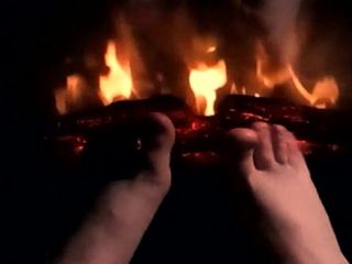 Camp Sissy Boi: Calentando mis pies en el fuego para que se calienten...