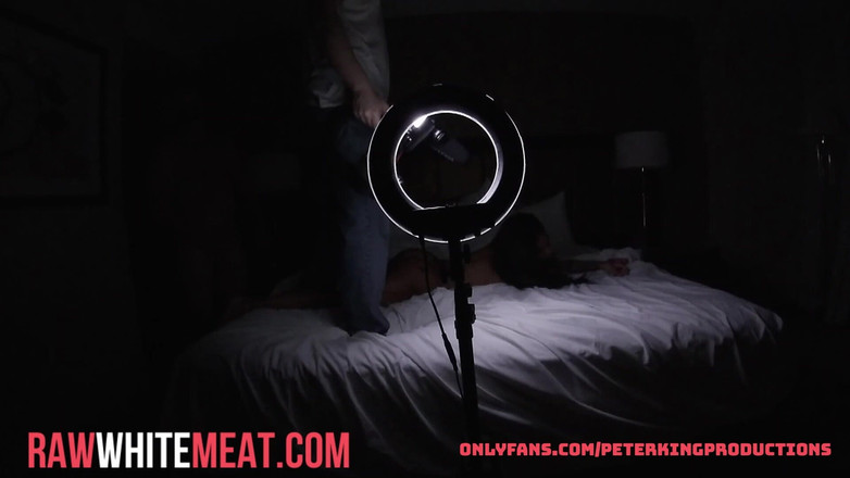 Raw White Meat: Vit tapp Pund Latina Spinner Bts