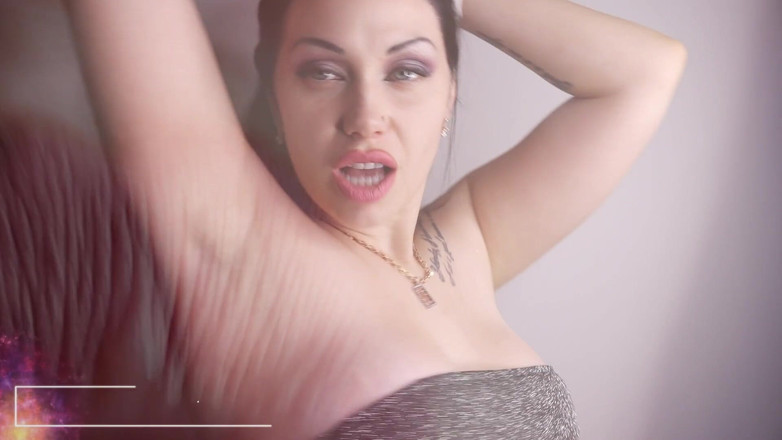 Goddess Misha Goldy: Buzele și țâțele fascinante