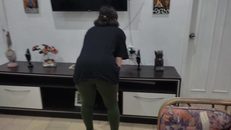 SugarPose: ENF, une jolie latina se fait télécommander