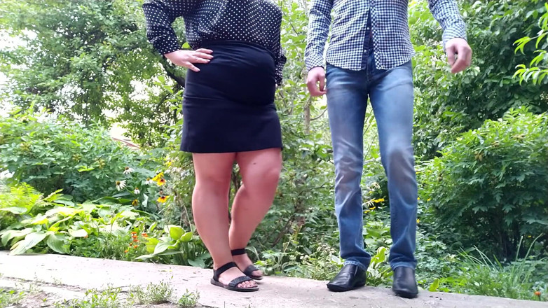 OurFetishLife: Caliente grandota en falda corta ayuda al hombre a dar...