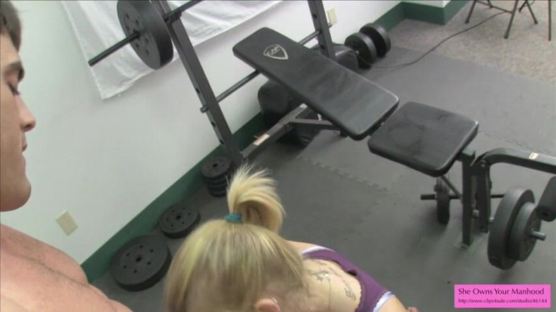 SweetFemdom: Ameaças de emasculação BJ na academia