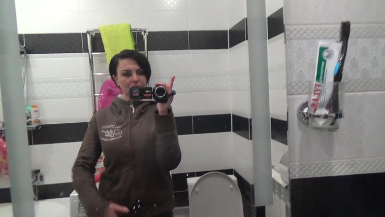 Sexy Milf: Писсинг в туалете долго и много после долгого отчаяния и много жидкости