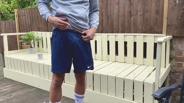 Fuckbutty: Kouřící šukaný chlapec honí a vystříká svůj náklad do uličky