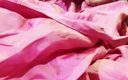 Satin and silky: 이웃 바비의 핑크 색 새틴 실크 살와르로 자지 머리 문지르기 (24)