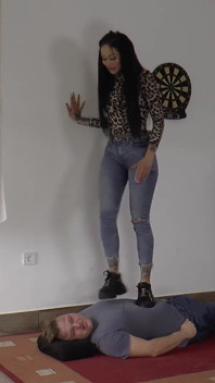 Di balik sepatu platform besar si cantik cleo