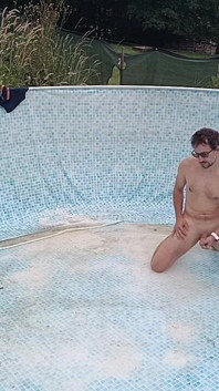 Nahatý Na Zahradě: Sprostá Honitba V Bazénu