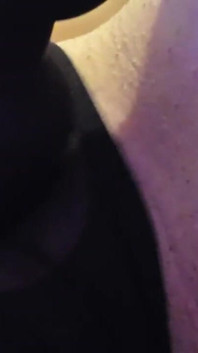 Sexy milf clitóris orgasmo através da calcinha com a ajuda de um vibrador..