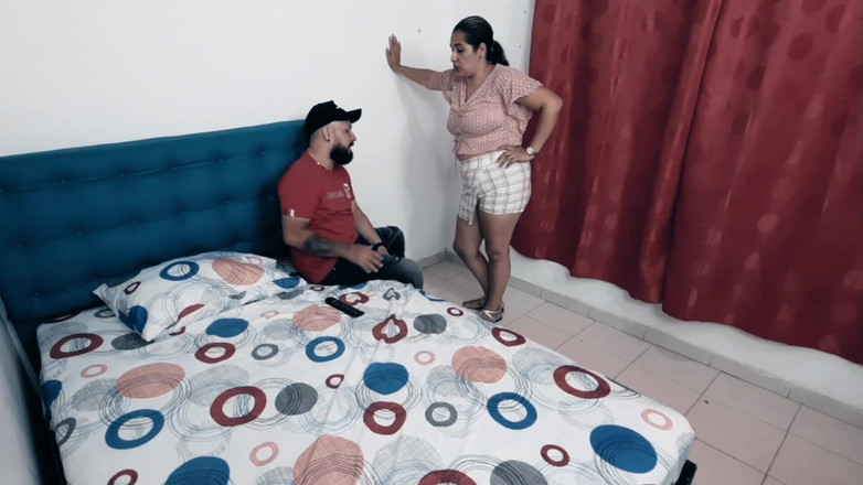 Jennifer Adams: 如果继母在酒店与她的继子睡一张床，会发生什么？