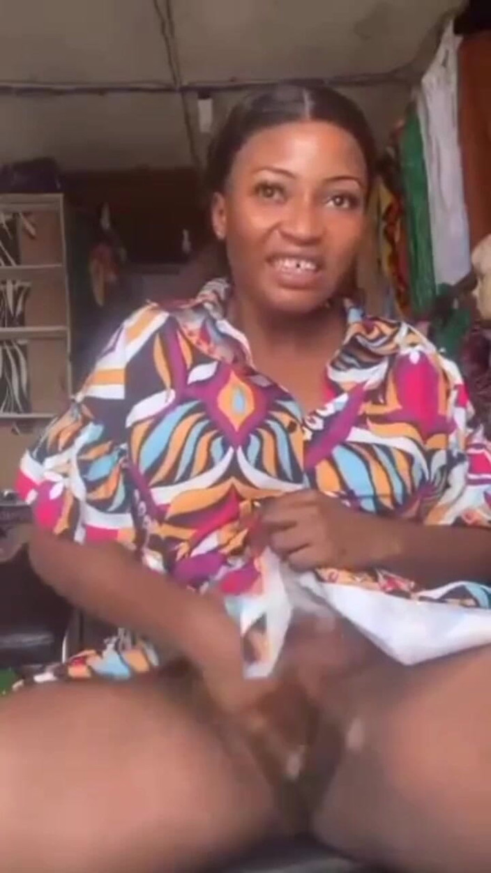 Me and my new slut: 一个饥渴的妈妈在她的商店为她的情人在公共场合自慰