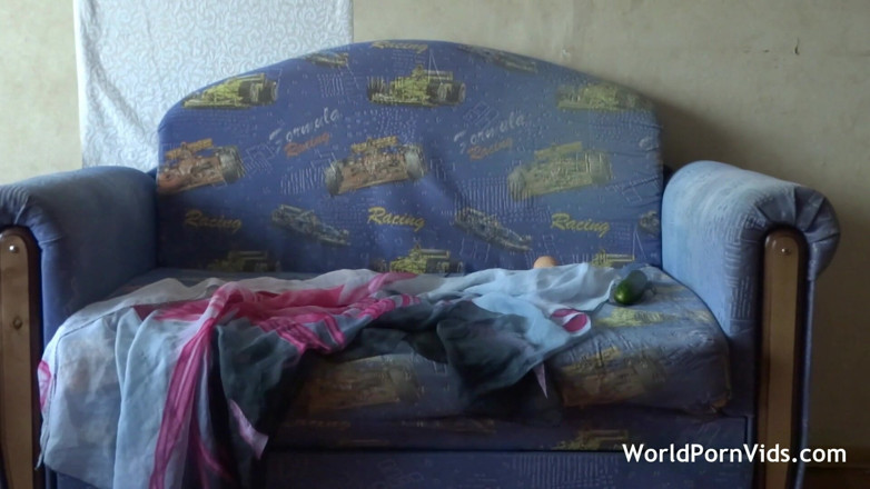 Selected worldwide porn: Una casalinga amatoriale sola e paffuta si masturba con un...