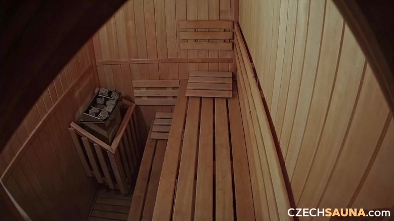Czech Sauna: Czech sauna 16: teman-teman mengubah sauna menjadi tempat melarikan diri yang...