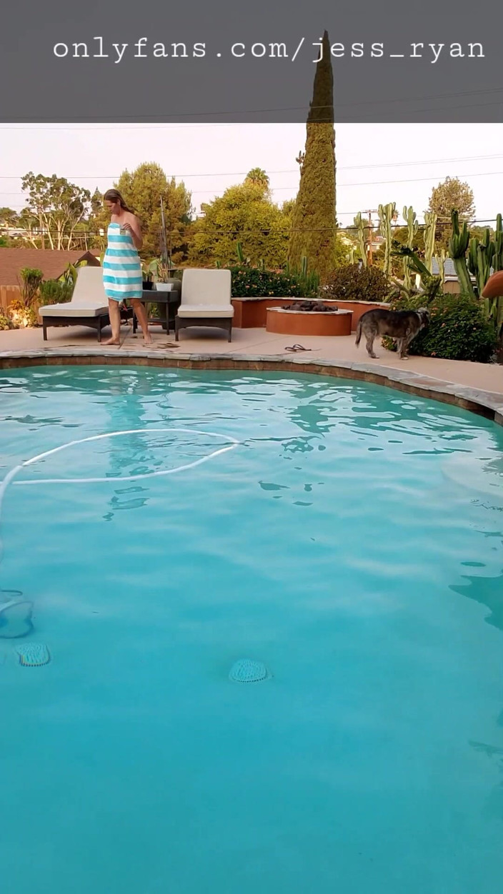 JessRyan: Tante seksi yang udah bertubuh kurus lagi asik ngentot memeknya