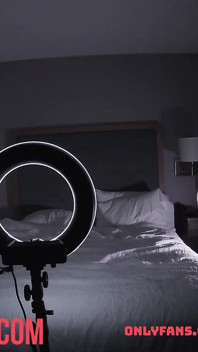 Despejando uma gozada interna em Sexy Ébano Spinner Bts
