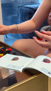 Scopata di tette grandi sborrata sulle mie grandi tette mentre prova a costruire un Lego