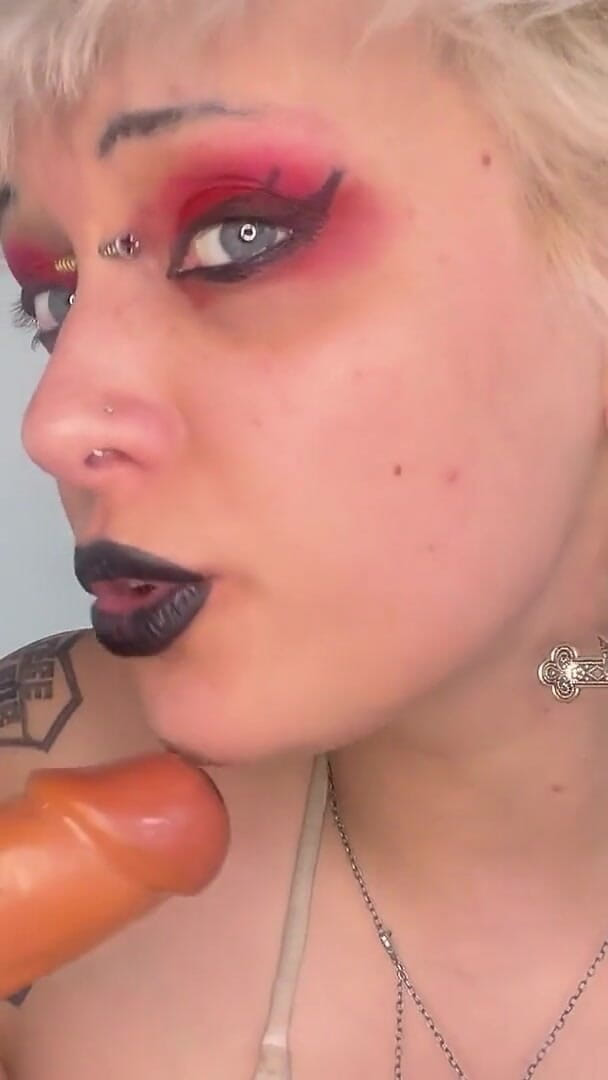 Glitterqueen1999: Ciuman gincu dan blowjob bibir hitam merah deepthroat selamba