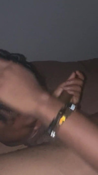 Ebenholz-teen mit meinen eiern, während sie sie lutscht, mein schwanz hat ihr gesicht geknallt, dann gibt sie mir schlampigen blowjob pOV
