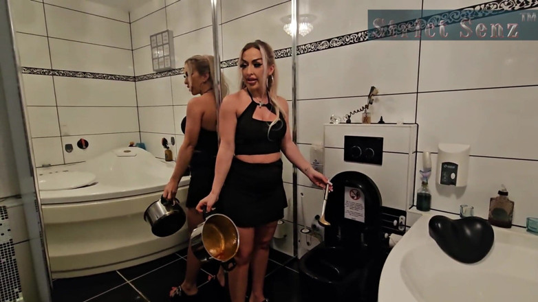 Strict Senz: Sheela Sinner La Humillación Del Baño