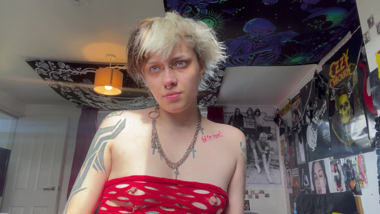 Glitterqueen1999: Aucune fille gothique maquillée ne te fait adorer son nez...