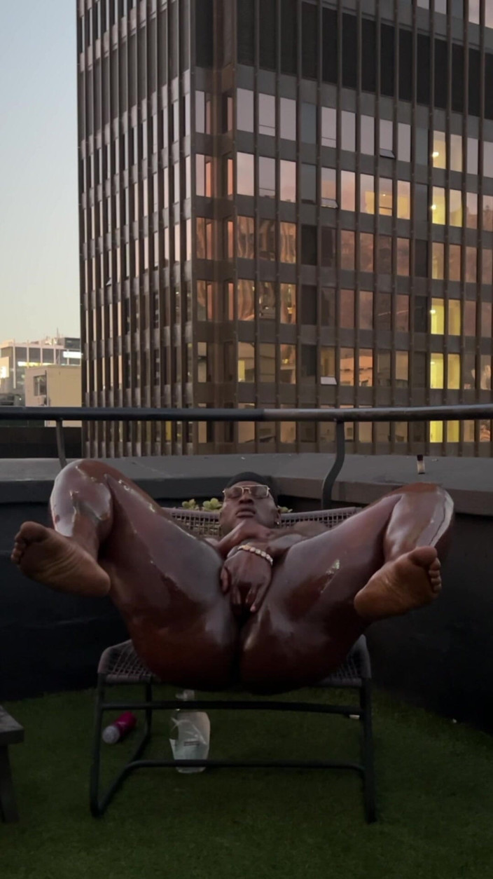 DADDYBLACKXXX: Pulă mare și neagră unsă cu ulei masturbându-se și făcând opturi în aer...