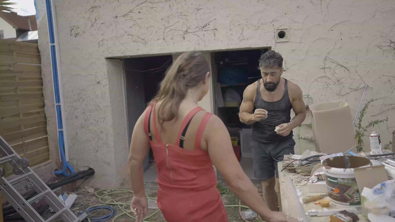 Romance with Love: Hladový muž se osprchuje a musí šukat pro jídlo.