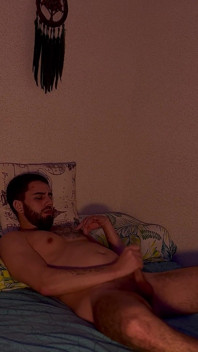Un homosexual cu barbă își masturbează pula înainte de a merge la culcare