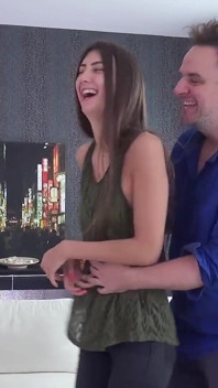 Ragazza alta incontra un grande uomo per un gioco sessuale