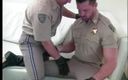 Gays Case: Zralý policajtský hřebec muffin je vykouřen a ošukána