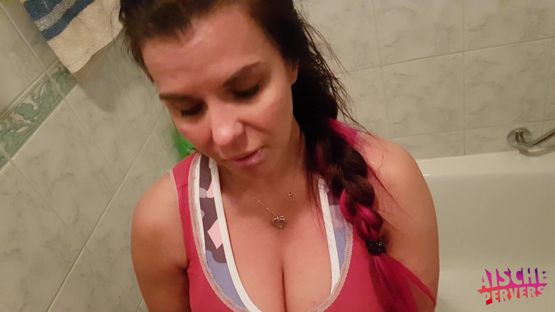 Aische Pervers: Marvelous German babe gets facefucked in her bathroom