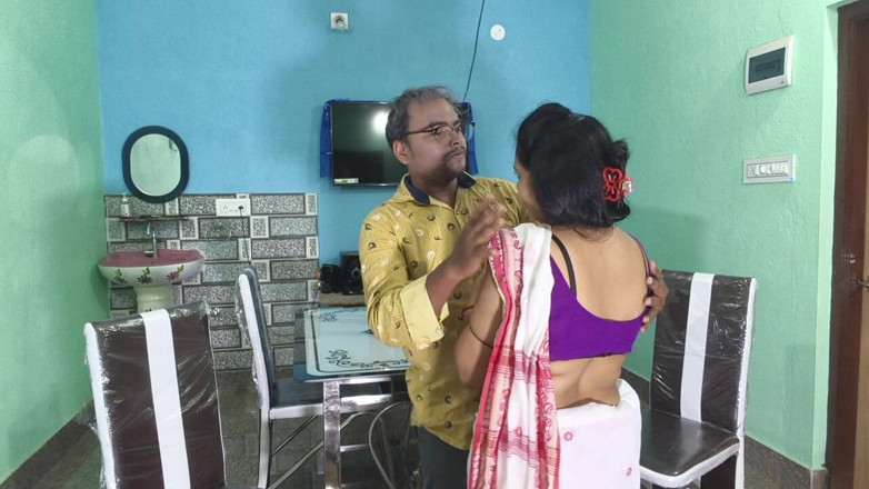 Sona bhabhi: Une bhabhi MILF indienne sexy baise secrètement avec le propriétaire...