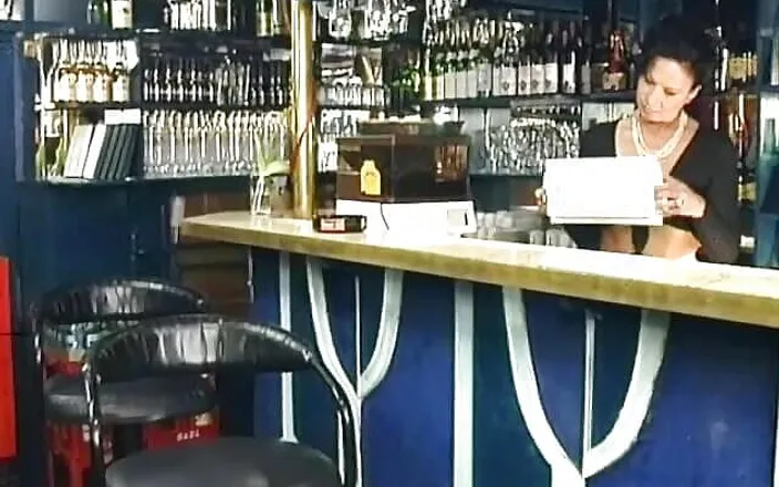 Porno kino: German Slut Got Fucked at the Bar