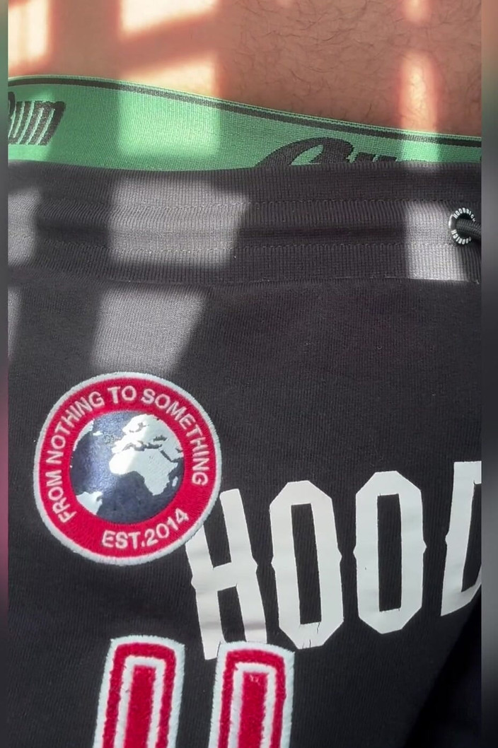 Hot dick in your ass: 隐藏摄像头勾引我的朋友，可惜他没有帮助我