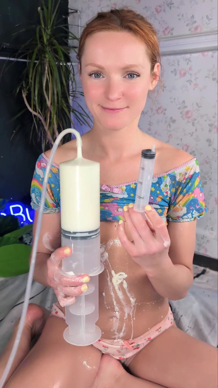 ZellaBu: Krémový anální klystýr a kundička creampie