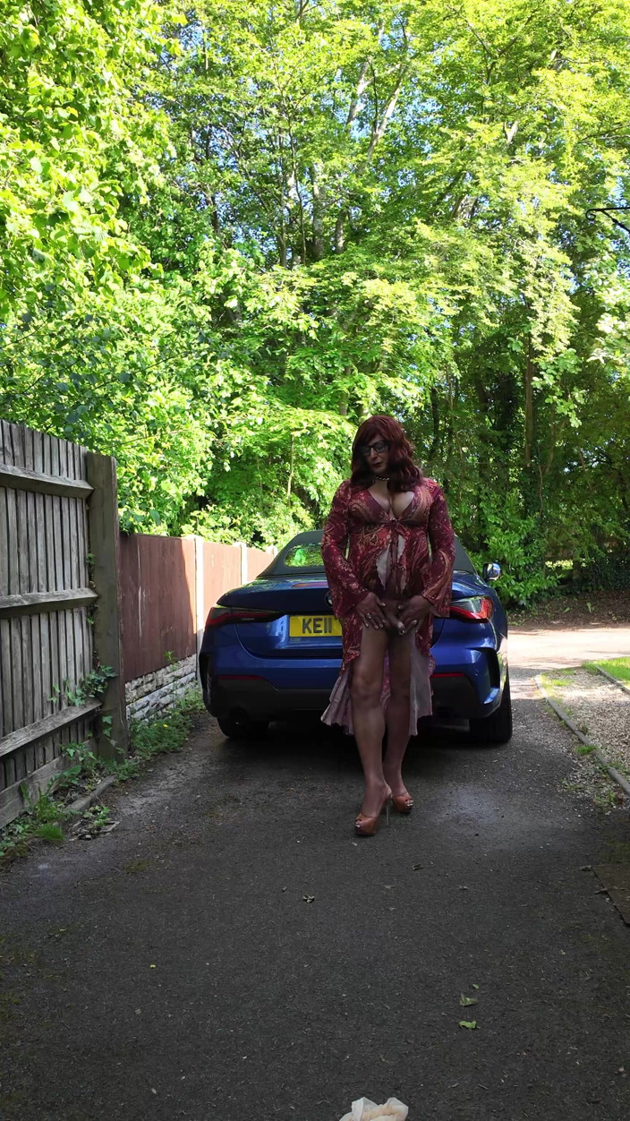 Kellycd2022: Crossdressing Kellycd2022 savurând vremea minunată caldă în nailon și tocuri