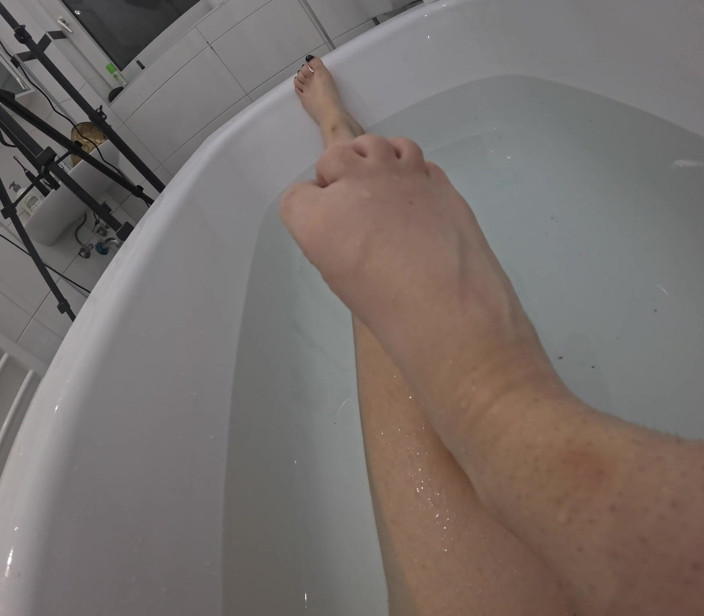 Queen_of_BDSM: Nữ thần chân đưa ra hướng dẫn trong bồn tắm!