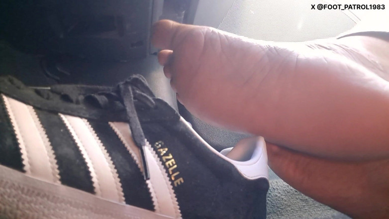 Foot Patrol: Penumpang warna biru lagi asik mainin kakinya sambil di dalam...