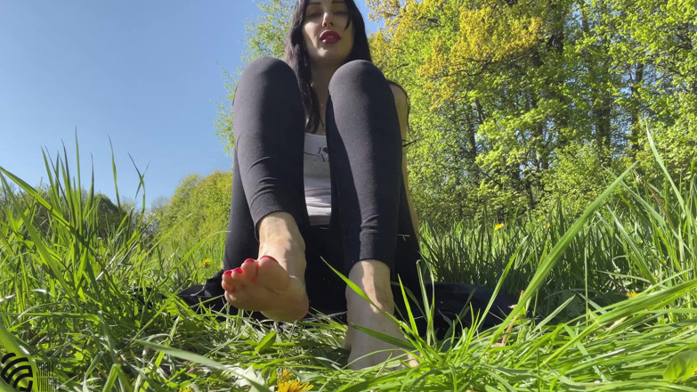 LizaVirgin: Fetish kaki di taman di rumput