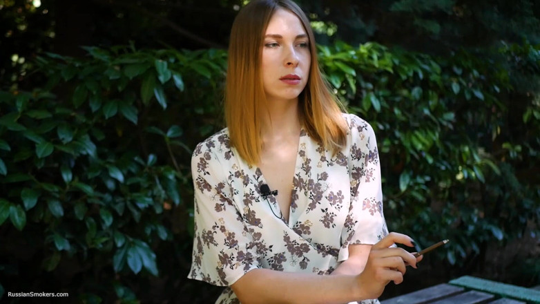Russian Smokers: Evgeniya está fumando cigarrillo fuerte