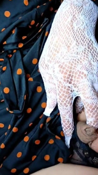ニューハーフは窓の前でお尻をひねり、ランダムな通行人を誘惑し、女性の服を着て入り口を歩きます