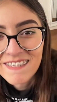 POV: aparaty ortodontyczne nastolatka Yoya Grey robi pracę domową ... Następnie połyka mój ładunek