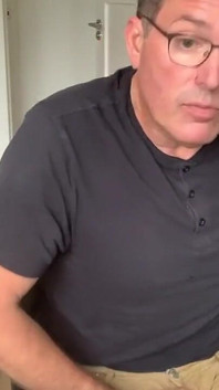 我理发了，哦，我有一个激烈的手淫会议。